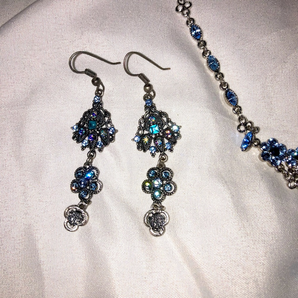 Earring and necklace set 💙